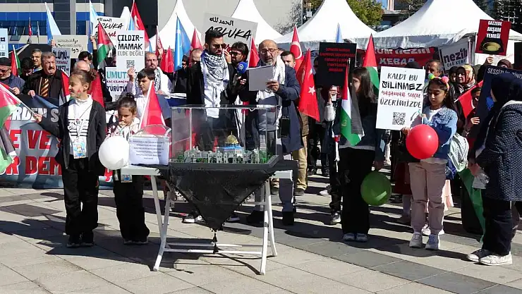 Erzurum'da sağlık çalışanlarından Filistin'e destek, 100. hafta sessiz yürüyüşü gerçekleştirildi