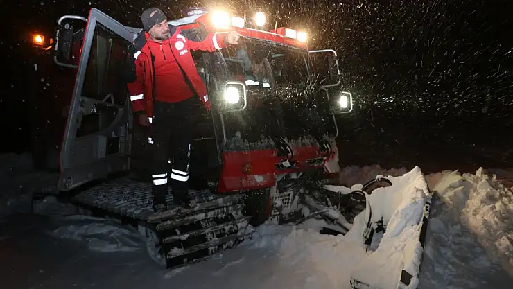 Erzurum'da sağlıkçılar, snowtrack ambulanslarla zorlu yolları aşıyor