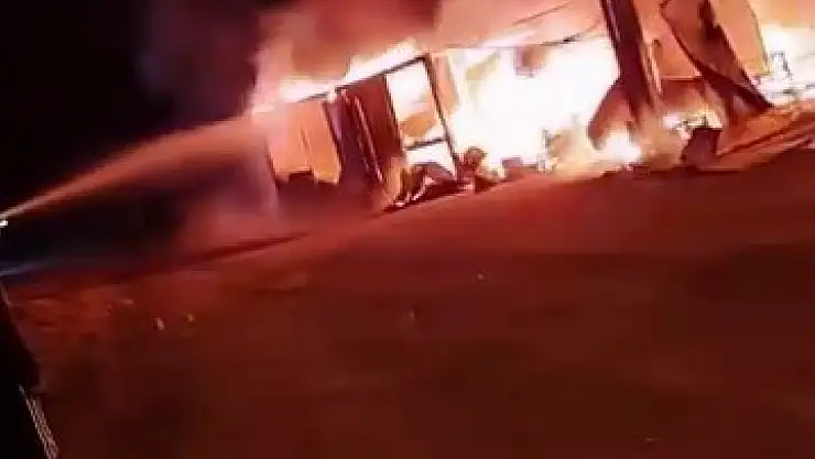 Erzurum'da şantiye alanında çıkan yangın paniğe neden oldu yangın kontrol altına alındı
