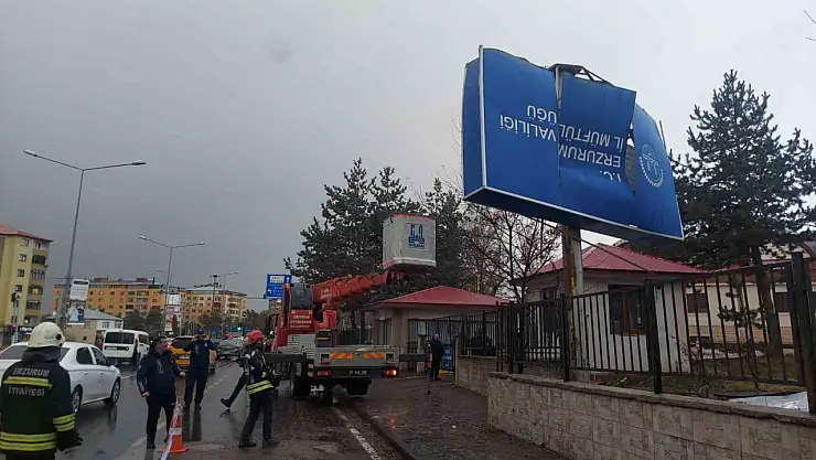 Erzurum'da Şiddetli Fırtına Çatıları Yerinden Sürükledi