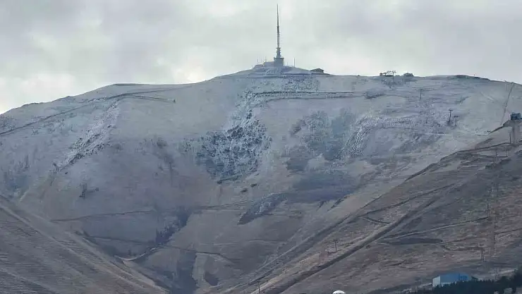 Erzurum'da soğuk hava etkili, Palandöken beyaz örtüyle kapandı!