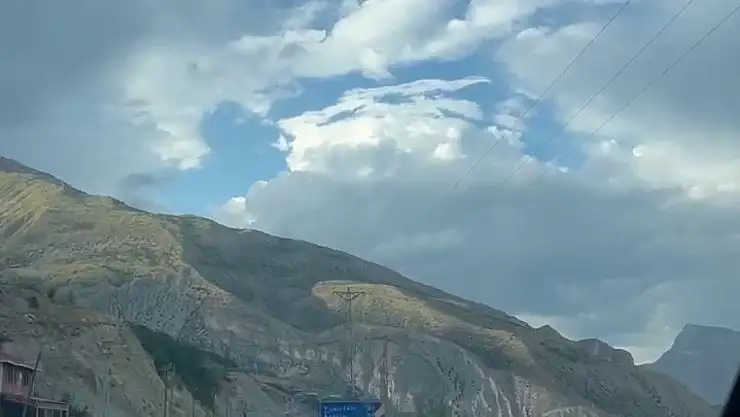 Erzurum'da Spor Aracın Mıcırla Kaplandığı Kaza, Sürücüyü Faciadan Kurtardı