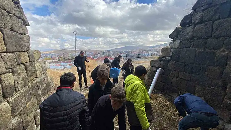 Erzurum'da Tarihi Küçük Kiremitlik Tabyası'na Gençlerden Temizlik ve Eğlence Desteği