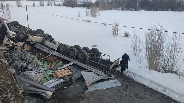 Erzurum'da tır bariyerleri aşıp duvardan uçtu: 1 yaralı
