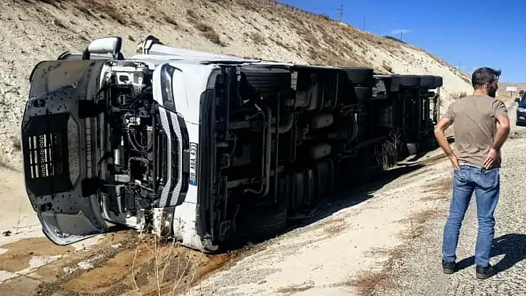 Erzurum'da tır devrildi, şans eseri yaralanan ya da ölen yok!