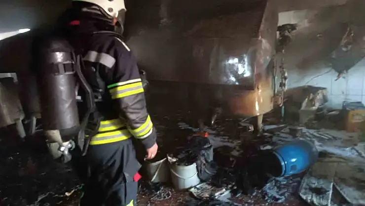 Erzurum'da Toptancı Sitesi'nde Çıkan Yangın Korkuttu, İtfaiye Zamanında Müdahale Etti