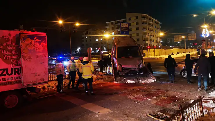 Erzurum'da trafik kazası can aldı araçlar hurdaya döndü