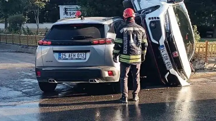 Erzurum'da trafik kazasında itfaiye ekipleri sürücüleri kurtardı, yaralılar hastaneye sevk edildi.