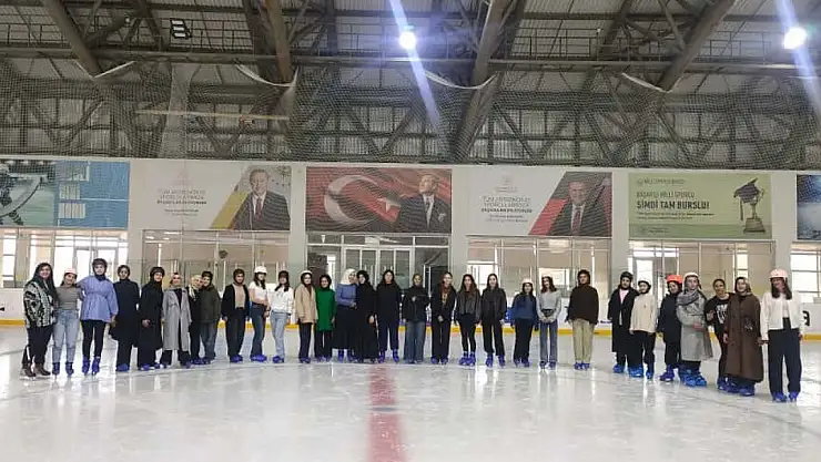 Erzurum'da Üniversite Öğrencilerine Buz Pateni Eğitimi Devam Ediyor