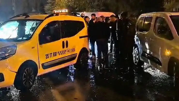 Erzurum'da Yağışlı Hava Zincirleme Kazaya Sebep Oldu, Yolda Trafik Kilitlendi