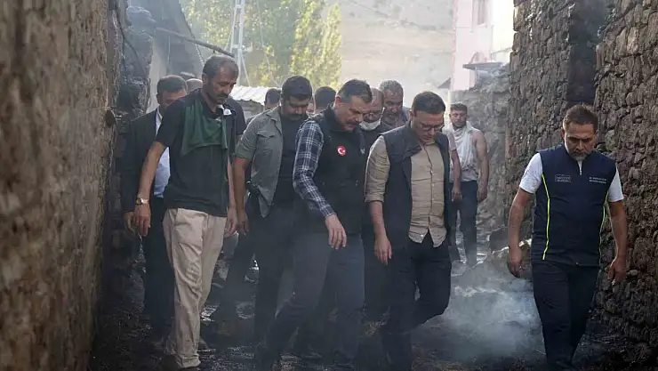 Erzurum'da yangın 6 saatte kontrol altına alındı, 20 ev yandı ama can kaybı yok!