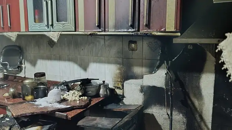 Erzurum'da yangında mahsur kalan yaşlı çift, itfaiye ekipleri tarafından kurtarıldı