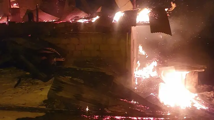 Erzurum'da yaşlı çiftin evi yangında küle döndü