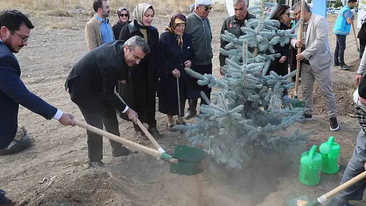 Erzurum'da Yaşlılar Günü'nde ağaç dikimiyle gelecek nesillere mesaj verildi
