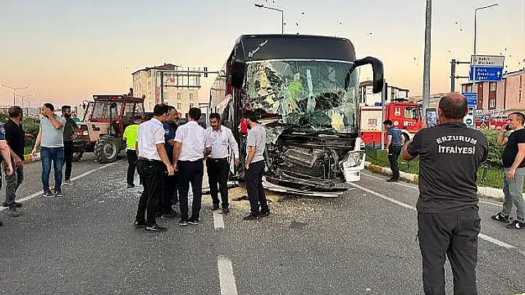Erzurum'da Yolcu Otobüsü ile Traktör Çarpıştı: 10 Yaralı