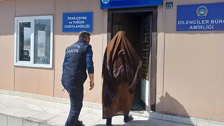 Erzurum'da zabıta dilencilere göz açtırmıyor: Çöp kenarında tezgah kurdu
