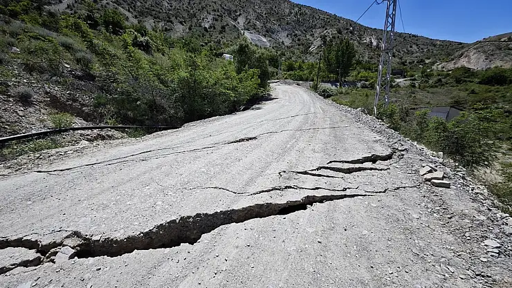 Erzurum'da zemin kaydı! Yollar ikiye ayrıldı, evlerde hasar oluştu: AFAD ekipleri bölgede