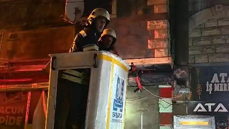 Erzurum'daki iş merkezinde havalandırma yangını, itfaiye müdahalesiyle büyümeden kontrol altına alındı