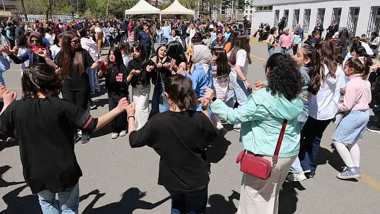 Erzurum'daki okulda geleneksel hayır çarşısı kitaplar ve kütüphane için destek arayışı sürüyor