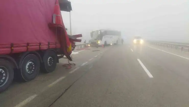 Erzurum'daki sis kazalara yol açtı: Yolcu otobüsü ve tır çarpıştı, 13 yaralı var