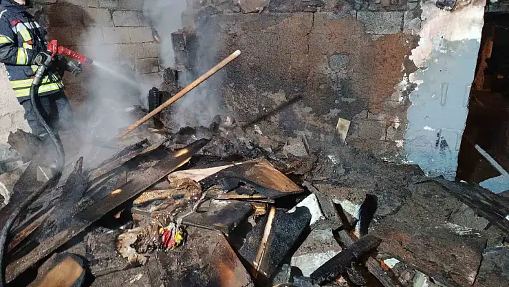 Erzurum'daki terk edilmiş evdeki yangın kontrol altına alındı, nedeni araştırılıyor