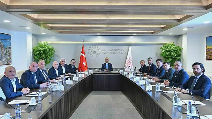 Erzurum heyeti, ulaşım projeleri için Bakan Uraloğlu ile buluştu! Yatırımlar masaya yatırıldı.