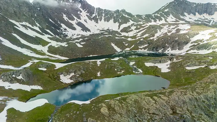 Erzurum İspir Yedigöller'de Haziran Ayında Kar Beyazı ve Yeşilin Büyüleyici Uyumu