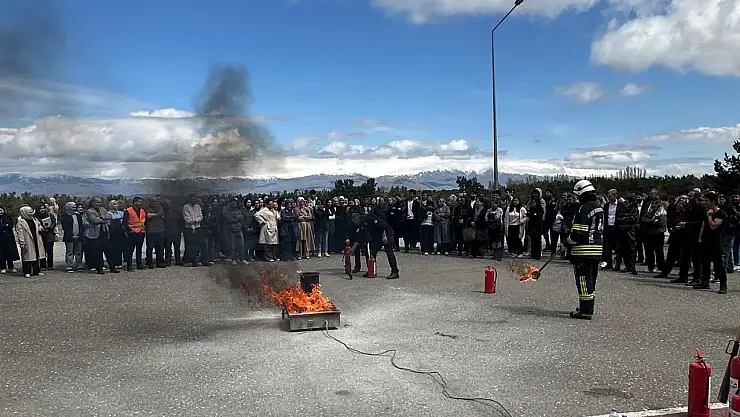 Erzurum İtfaiye Daire Başkanlığı, Atatürk Üniversitesi Hukuk Fakültesi'nde Yangın ve Tahliye Tatbikatı Gerçekleştirdi