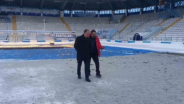 Erzurum Kazım Karabekir Stadı'nda karla yarış başladı
