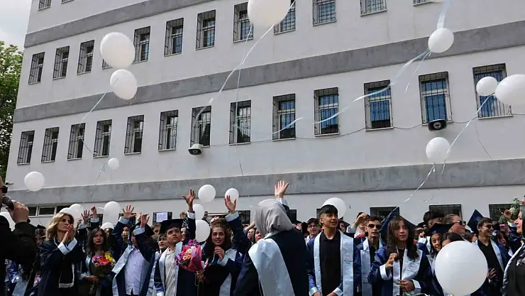Erzurum'lu öğrenciler mezuniyetlerinde Gazze için beyaz balon uçurdu