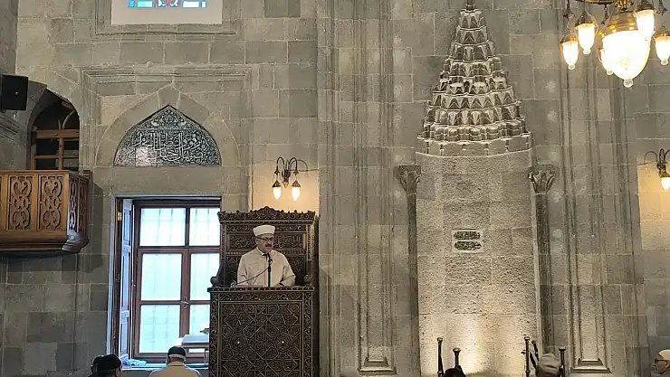Erzurum Müftüsü Yaşar Çapçı, Lala Mustafa Paşa Camii'nde Cuma Namazını Kıldırdı