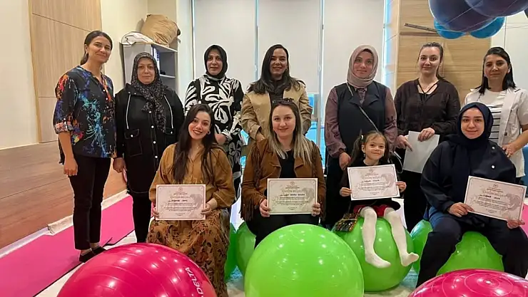 Erzurum Şehir Hastanesi Gebe Okulu 2025 mezunlarını uğurladı, anne-babalara belgeleri verildi.