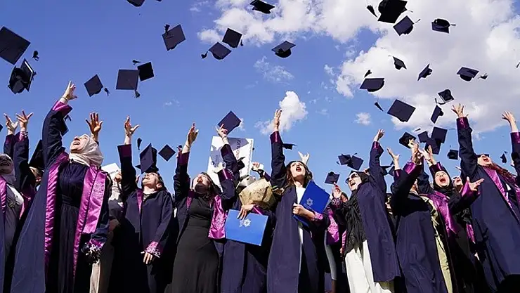 Erzurum Teknik Üniversitesi mezuniyet töreninde yeni başlangıçlar kutlandı