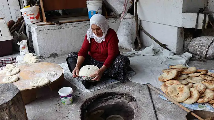 Erzurum'un Olur ilçesinde tandırda pişirilen ekmek geleneği, lezzetiyle göz kamaştırıyor!