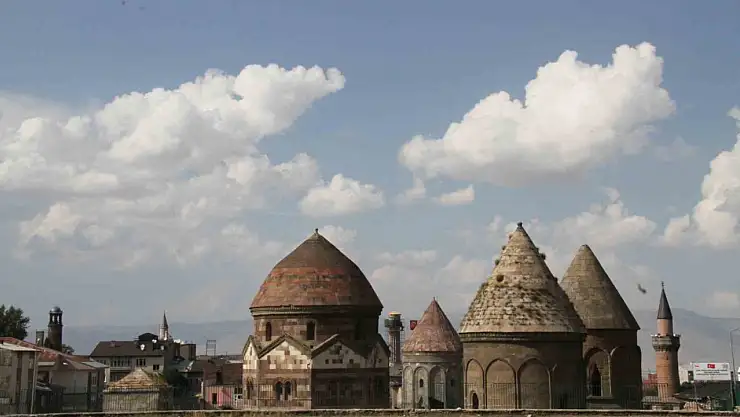 Erzurum Valiliği'nden Erzurum Kümbetleri belgeseli yoğun ilgi gördü, sosyal medyada beğeni yağdı