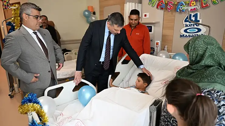 Erzurum Valisi Çiftçi, çocukları sünnet eden hastaneyi ziyaret etti, hediyeler dağıttı