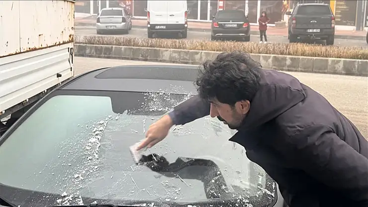 Erzurum ve çevresinde soğuk hava etkisi: Kırağı, buzlanma ve sis günlük yaşamı zorlaştırdı
