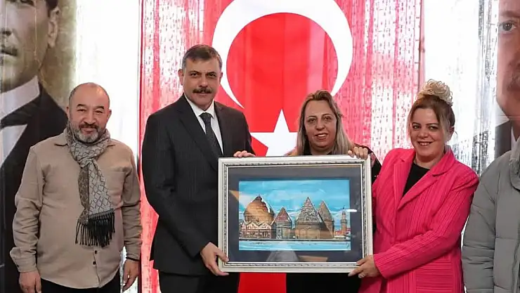Erzurum Yeni Medya Derneği'nden Vali Çiftçi'ye anlamlı hediye