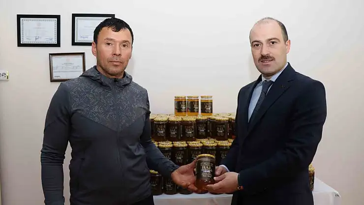 Erzurumlu bal üreticisi, 250 kg balı ihtiyaç sahiplerine bağışladı