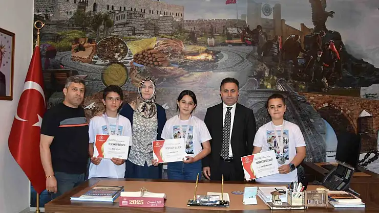 Erzurumlu öğrencilerden TÜBİTAK yarışmasında büyük başarı: 2025 Turizm Başkenti projesiyle 2.'lik ödülü kazandılar