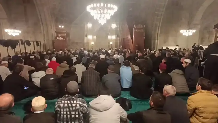 Erzurumlular Kadir Gecesi'nde tarihi camilere akın etti