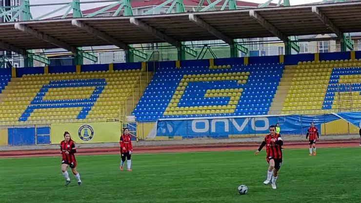 Eski Milletvekili Kaya'dan Ağrı'nın Play-Off yolundaki altın kızlarına anlamlı destek