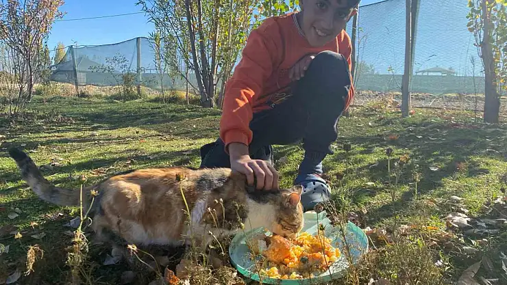 Evinin kapısını hayvanlara açan Albay, duyarlılığıyla örnek oldu