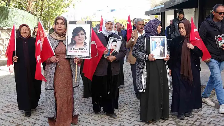 Evlat nöbeti 111 haftasında aileler, terörsüz Türkiye için dualar eşliğinde yürüdü