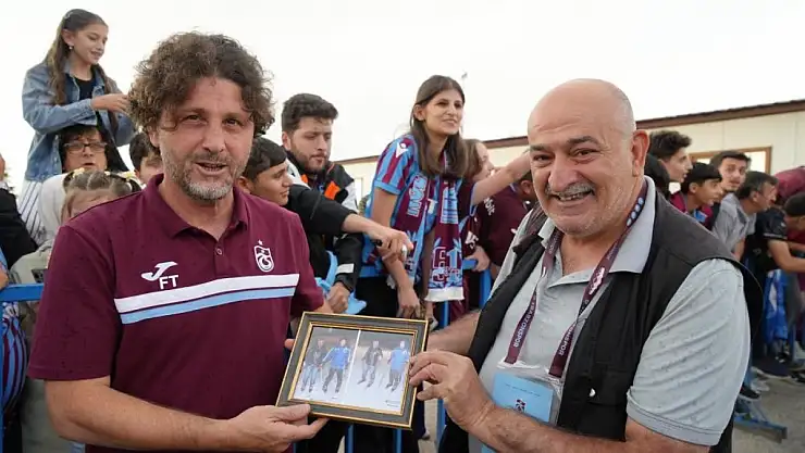 Fatih Tekke'ye Erzurum'dan sürpriz: Geçmişe dönüş anısı hediye edildi