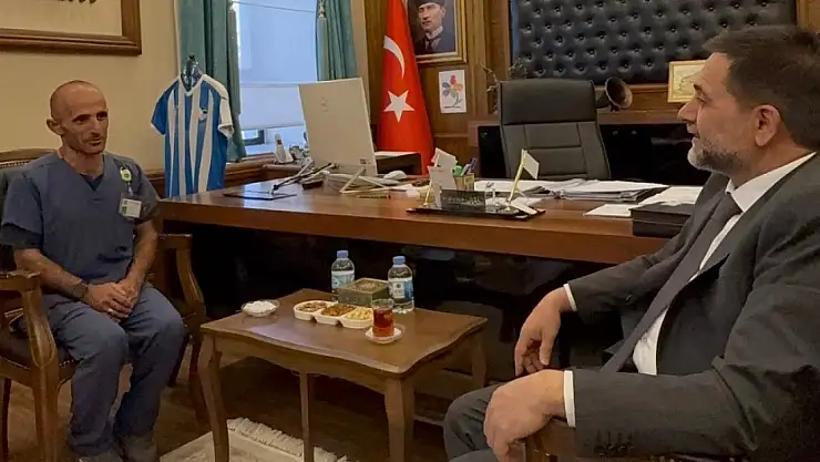 Fenomen Çoban Şahin Dürlü, Belediye Başkanı Uçar'ı ziyaret etti, sıcak anlar sosyal medyada ilgi gördü