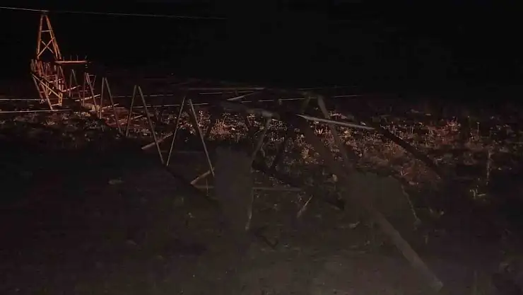 Fırtınanın yıkıp geçtiği doğuda Aras Edaş ekipleri teyakkuzda