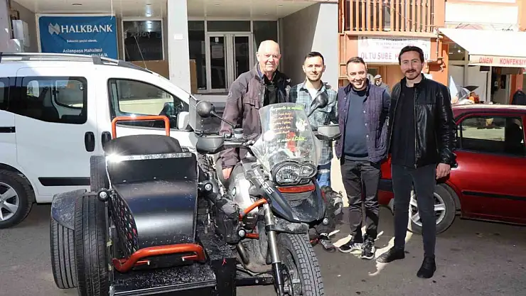 Fransa'dan motosikletiyle fakir çocuklara kalem taşıyor