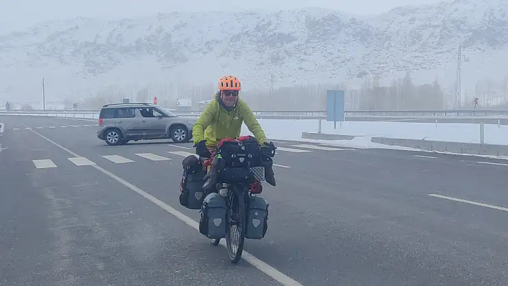 Fransız bisikletçi Van'a ulaştı: Eksi 18 derecede pedal çevirdi