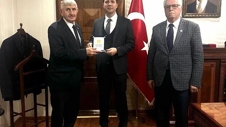 Gazilere nezaket ziyaretleri onurlarını yaşatmak adına plaket takdimi gerçekleştirildi